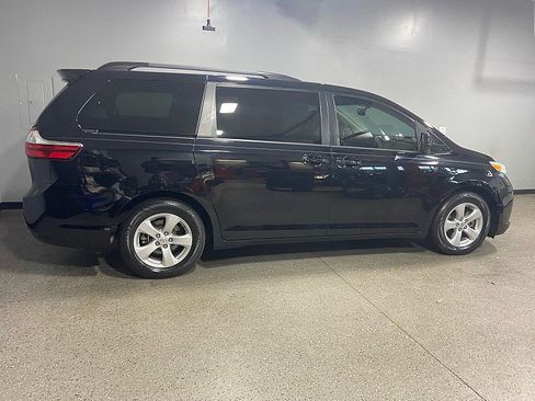 Used 2017 Toyota Sienna LE image 2