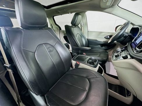 Used 2018 Chrysler Pacifica Limited w/ Tire & Wheel Group image 32