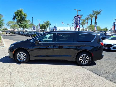 Used 2022 Chrysler Voyager LX image 8