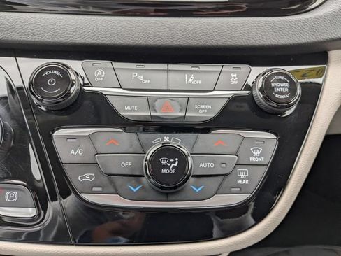 Used 2023 Chrysler Pacifica Touring-L FWD image 6