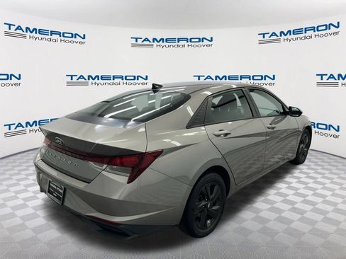 Used 2021 Hyundai Elantra SEL w/ Convenience Package FWD image 5