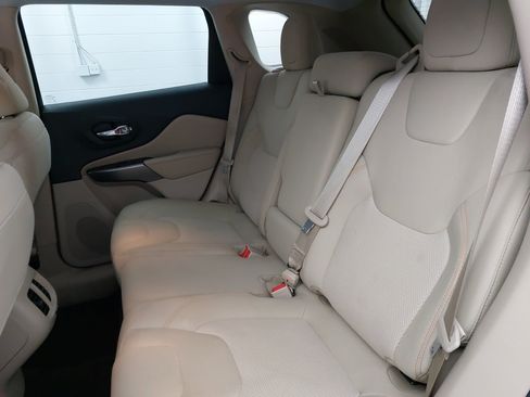 Used 2021 Jeep Cherokee Latitude FWD image 15