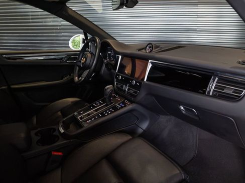 Certified 2024 Porsche Macan AWD/4WD image 28