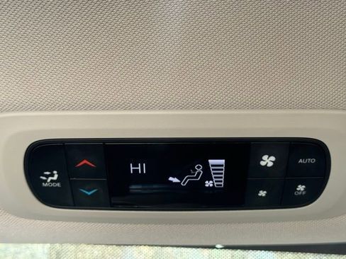 Used 2024 Chrysler Pacifica Touring-L image 4