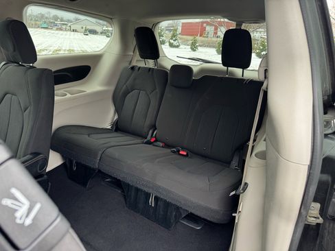 Used 2018 Chrysler Pacifica LX image 21