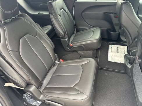 New 2026 Chrysler Pacifica Select image 18