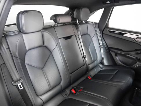 Certified 2025 Porsche Macan image 6