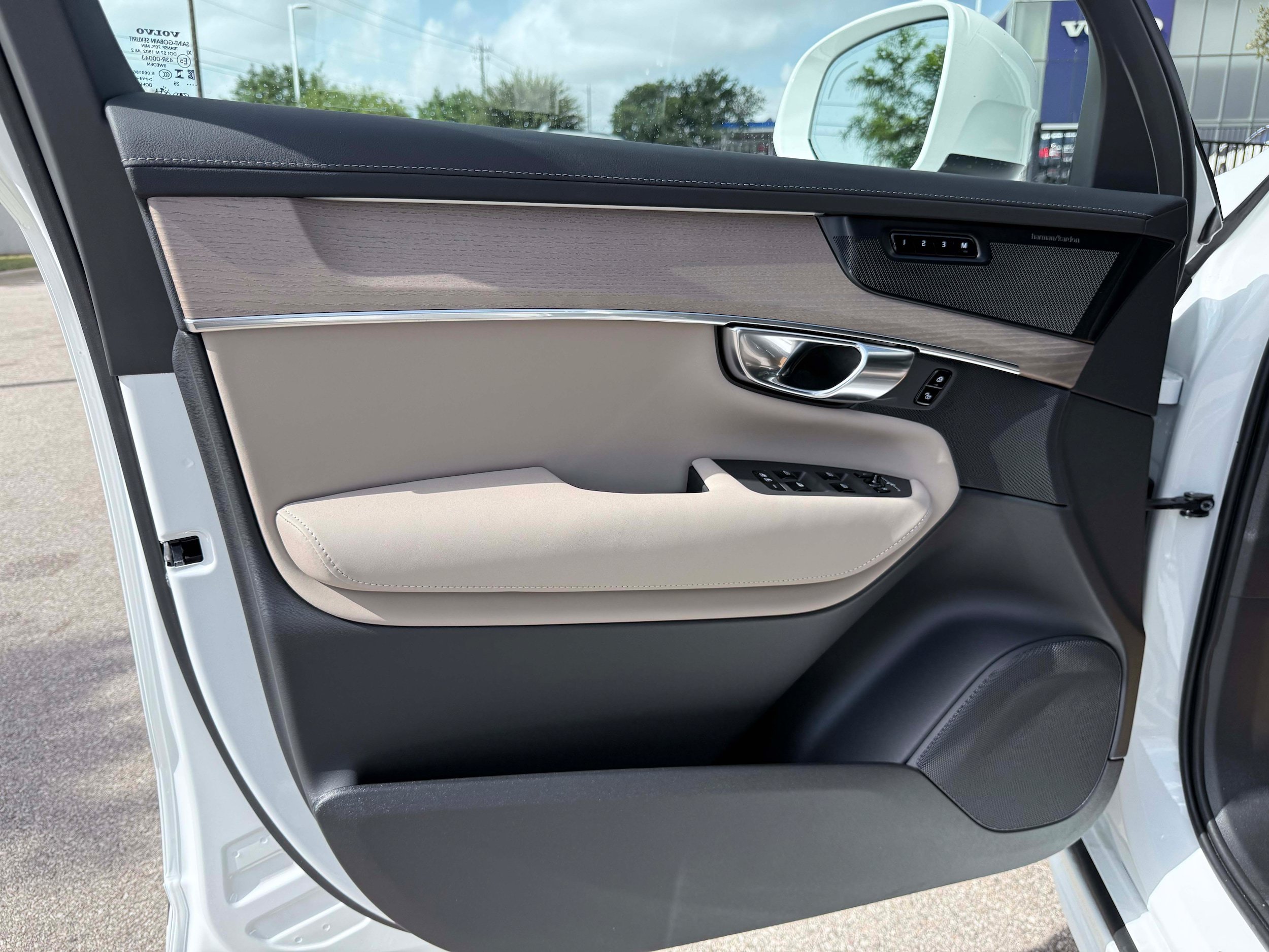 New 2026 Volvo XC90 T8 Plus w/ Protection Package Premier AWD/4WD image 10
