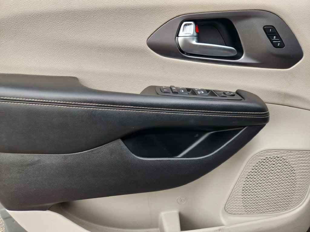 Used 2022 Chrysler Pacifica Touring-L FWD image 17