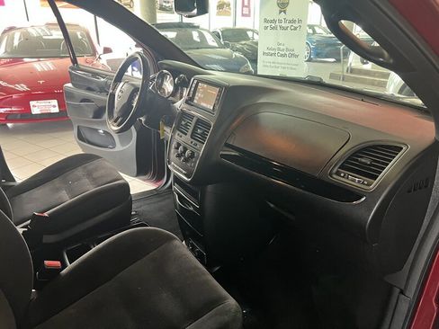 Used 2018 Dodge Grand Caravan SE image 22