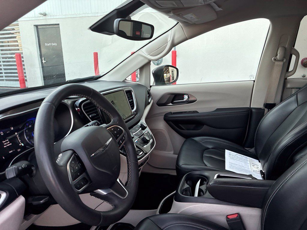 Used 2023 Chrysler Pacifica Touring-L FWD image 24
