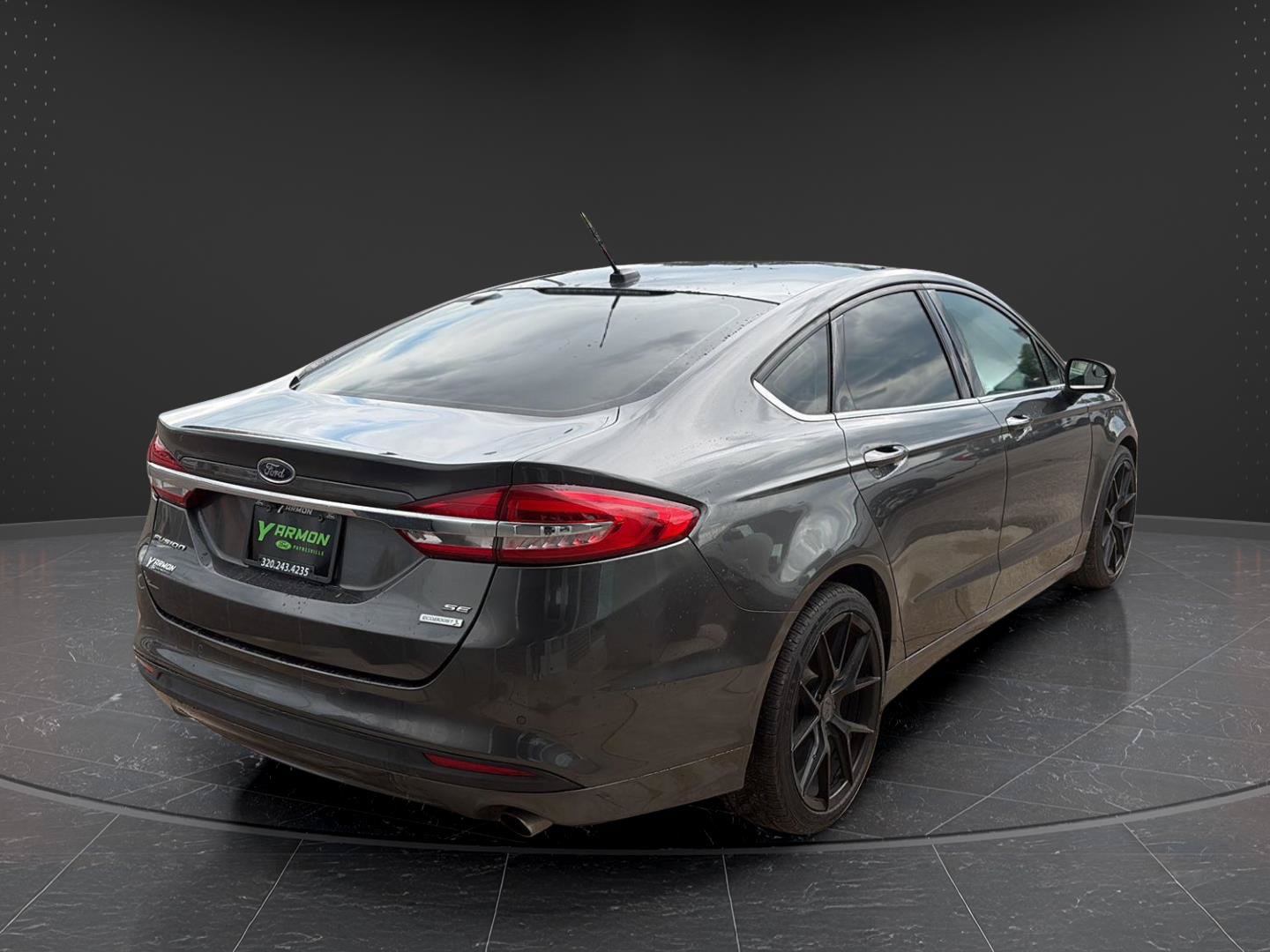 Used 2017 Ford Fusion SE w/ Fusion SE Technology Package FWD image 5