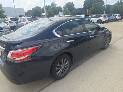 Used 2015 Nissan Altima 2.5 S w/ Sport Value Package FWD image 3
