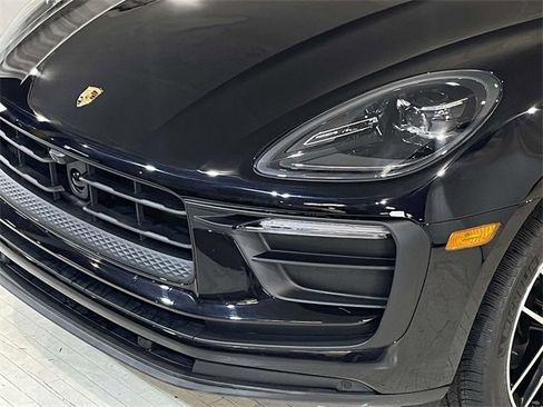 Certified 2025 Porsche Macan image 11