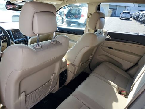 Used 2017 Jeep Grand Cherokee Laredo w/ Quick Order Package 2BE image 12