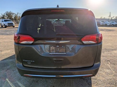 Used 2020 Chrysler Pacifica Touring image 5