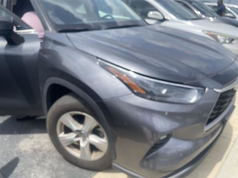Used 2024 Toyota Highlander LE FWD image 3