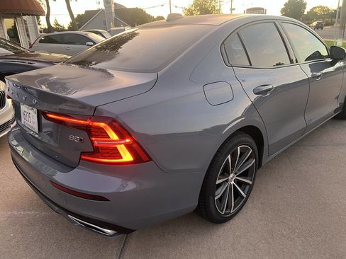 Used 2022 Volvo S60 B5 Momentum image 9