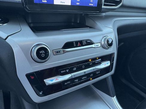 Certified 2022 Ford Explorer XLT w/ Equipment Group 202A image 18