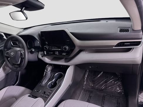 Used 2023 Toyota Highlander LE FWD image 28