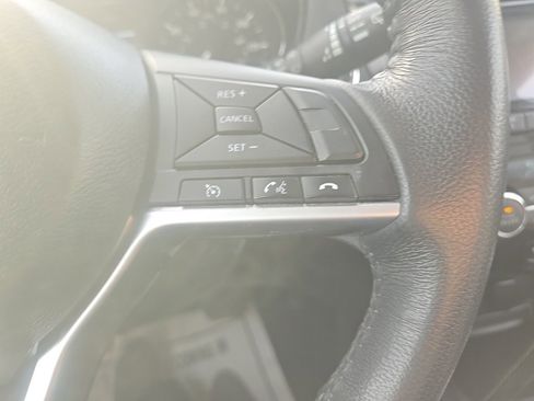 Used 2017 Nissan Rogue SV image 19