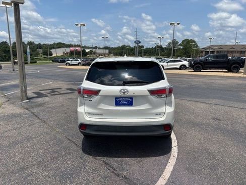 Used 2015 Toyota Highlander XLE FWD image 4