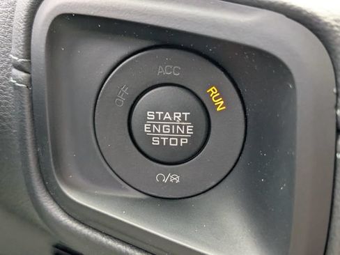 Used 2024 Jeep Gladiator Mojave AWD/4WD image 28