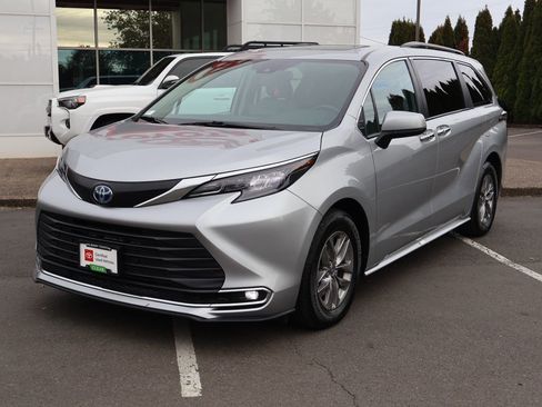 Used 2024 Toyota Sienna XLE image 12