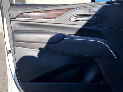 Used 2022 Cadillac Escalade Luxury image 27