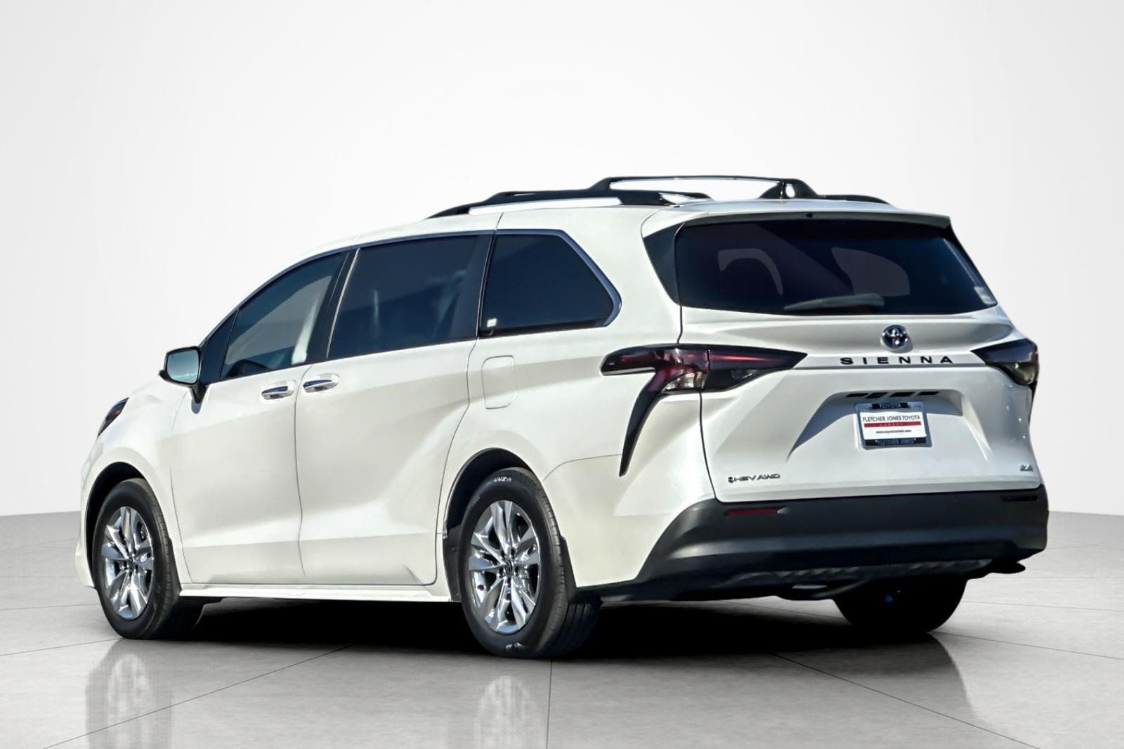 Used 2025 Toyota Sienna XLE w/ XLE Plus Package AWD/4WD image 3
