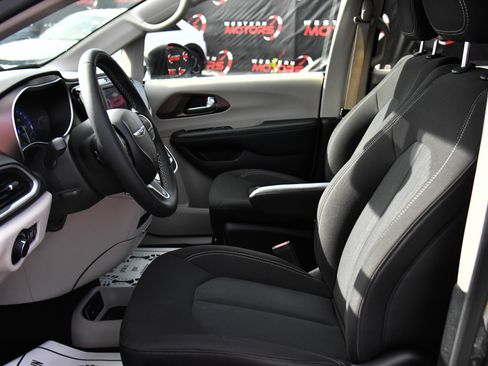 Used 2023 Chrysler Voyager LX image 17