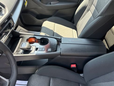 Used 2025 Nissan Rogue SV FWD image 27
