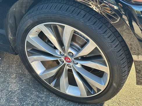 Used 2018 Jaguar F-PACE R-Sport image 4