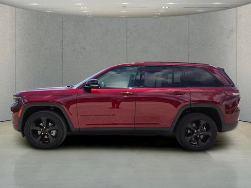 Used 2023 Jeep Grand Cherokee Limited w/ Black Appearance Package AWD/4WD image 9