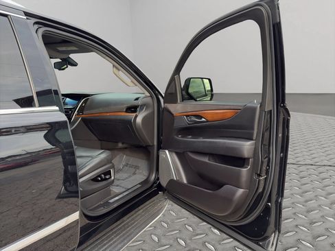 Used 2020 Cadillac Escalade 2WD image 30