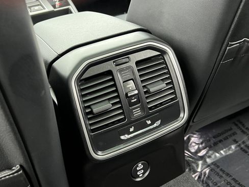 Certified 2025 Porsche Macan image 18