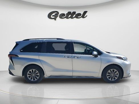 Used 2024 Toyota Sienna XLE FWD image 4