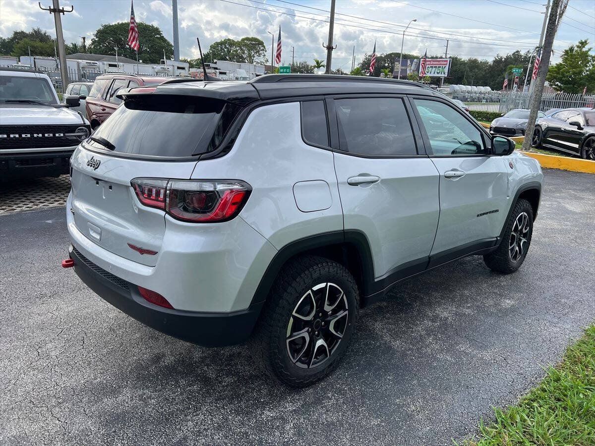Used 2025 Jeep Compass Trailhawk AWD/4WD image 5