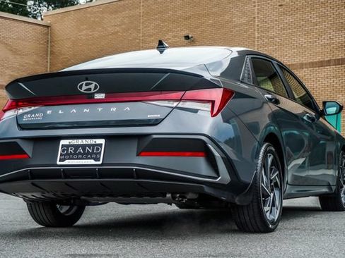 Certified 2025 Hyundai Elantra SEL FWD image 13