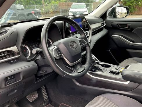 Used 2024 Toyota Highlander LE AWD/4WD image 12