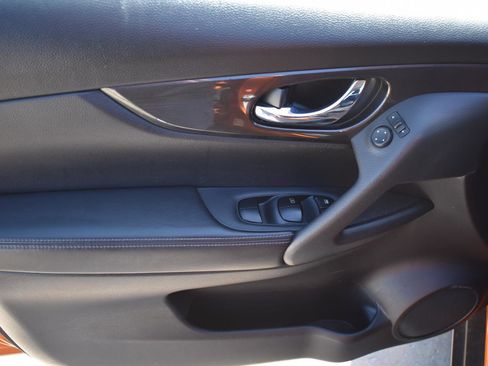 Used 2017 Nissan Rogue SV w/ SV Premium Package image 19