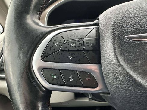 Used 2019 Chrysler Pacifica Touring-L FWD image 26