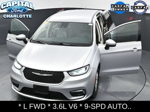 Used 2023 Chrysler Pacifica Touring-L FWD image 36