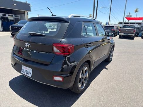 Used 2024 Hyundai Venue SEL FWD image 2
