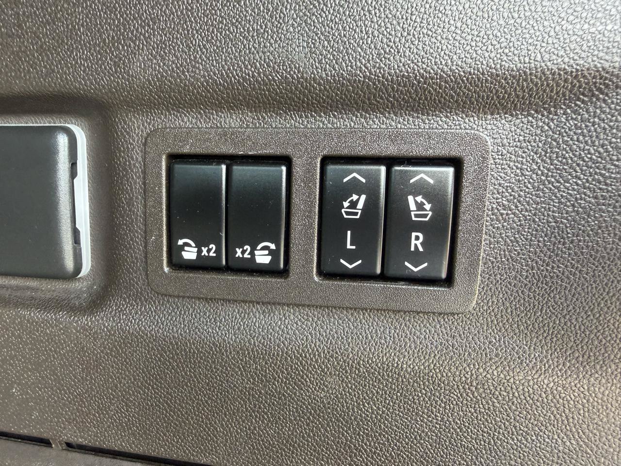 Used 2023 GMC Yukon XL Denali AWD/4WD image 19