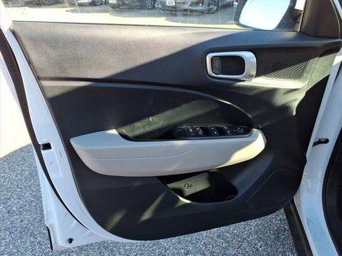 Used 2022 Hyundai Venue SEL image 10