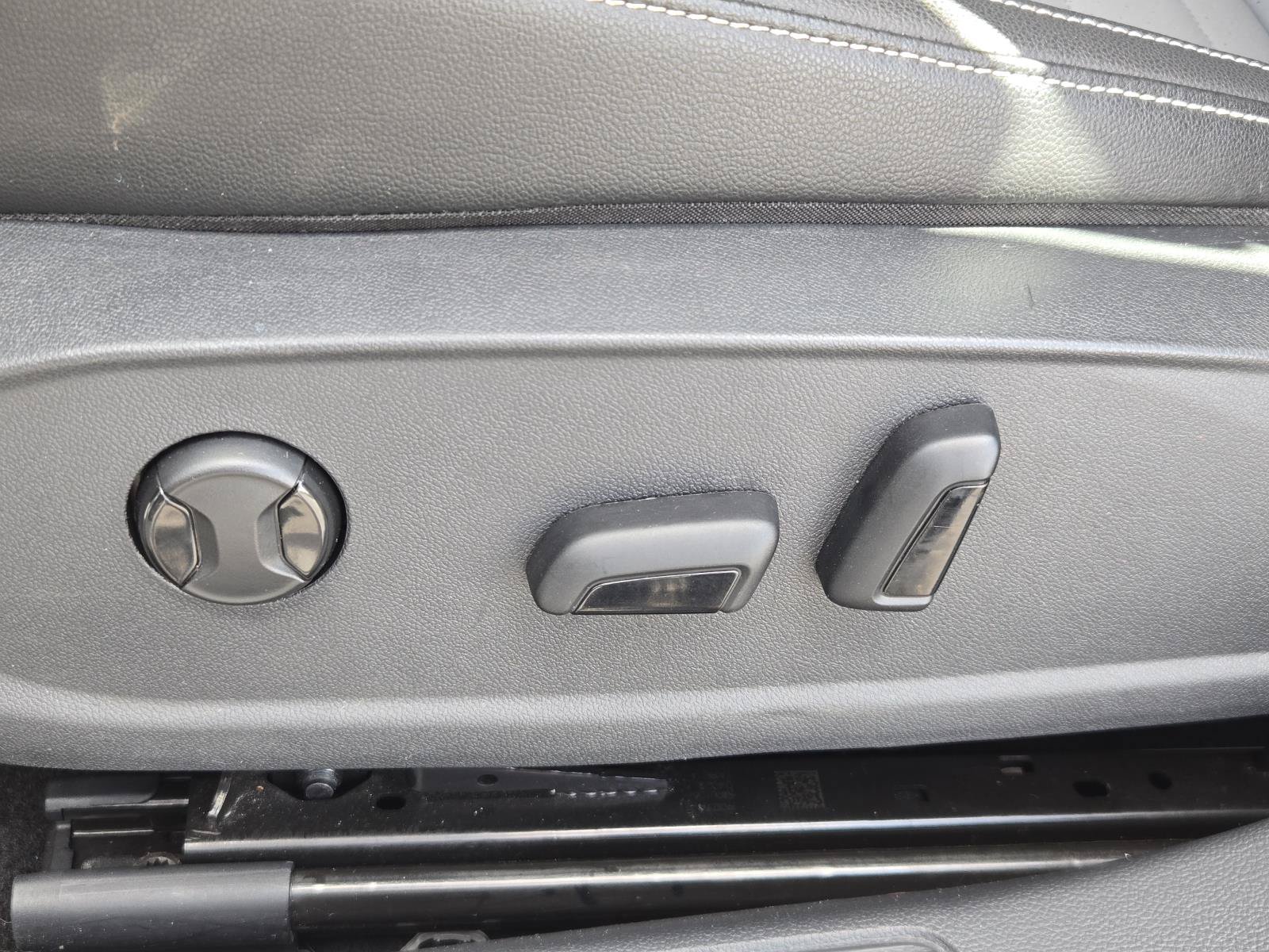 Used 2025 Volkswagen Jetta SE FWD image 23