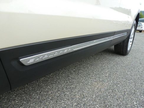 Used 2018 Ford Explorer XLT w/ Equipment Group 202A AWD/4WD image 14