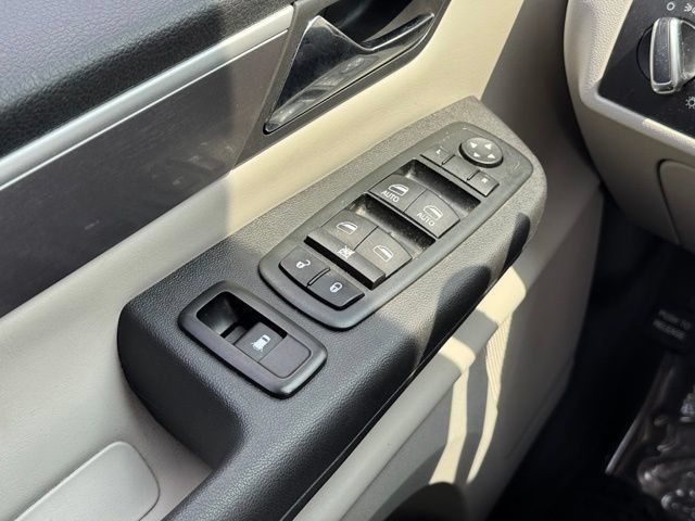 Used 2013 Volkswagen Routan SE FWD image 28