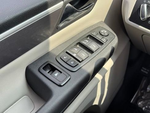 Used 2013 Volkswagen Routan SE FWD image 28